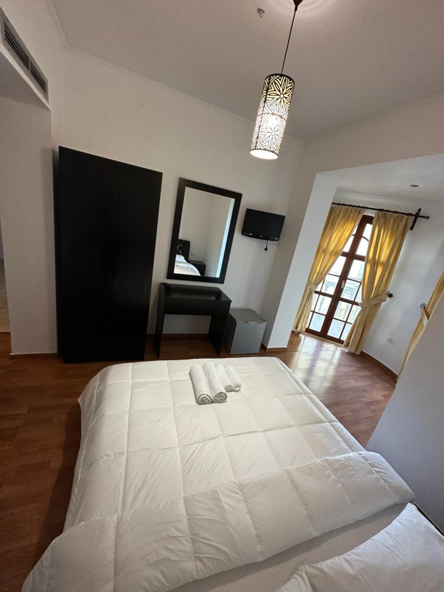 Monte Cristo Hotel With Rooftop Pool Sarandë 외부 사진